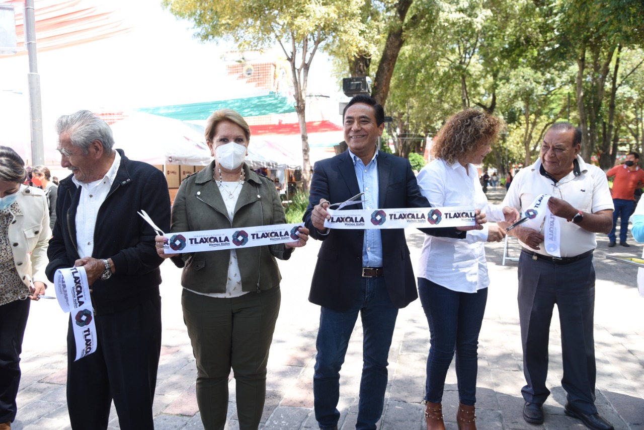 Actividades artísticas, culturales y pabellón de artesanías, engalanan el Zócalo de la Ciudad de Tlaxcala
